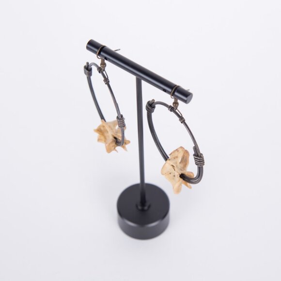 WOLF TEA CREATIONS HANDMADE WIRE WRAP HOOP EARRINGS WITH RACCOON VERTEBRAE CHARM - Picture 3 of 6